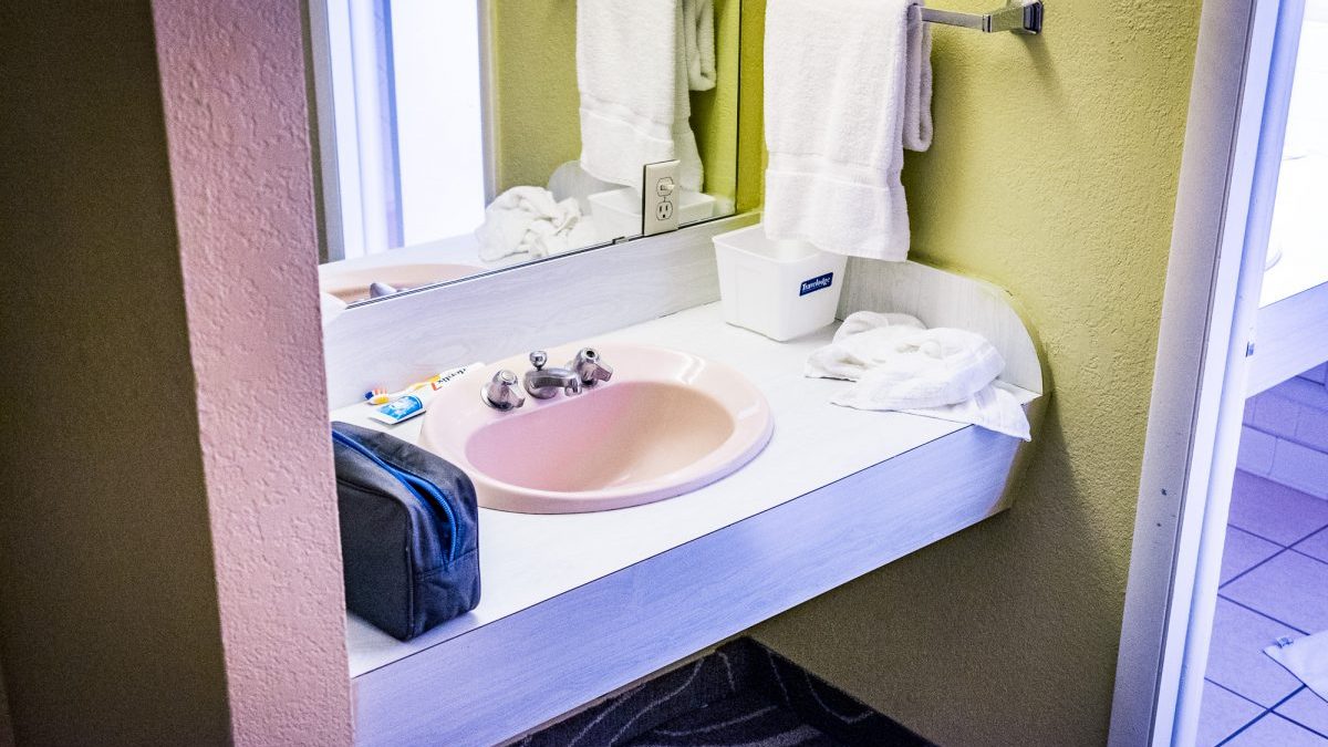 Pokój, w którym umywalka znajduje się w przedpokoju - pomiędzy łazienką, a częścią dzienną.