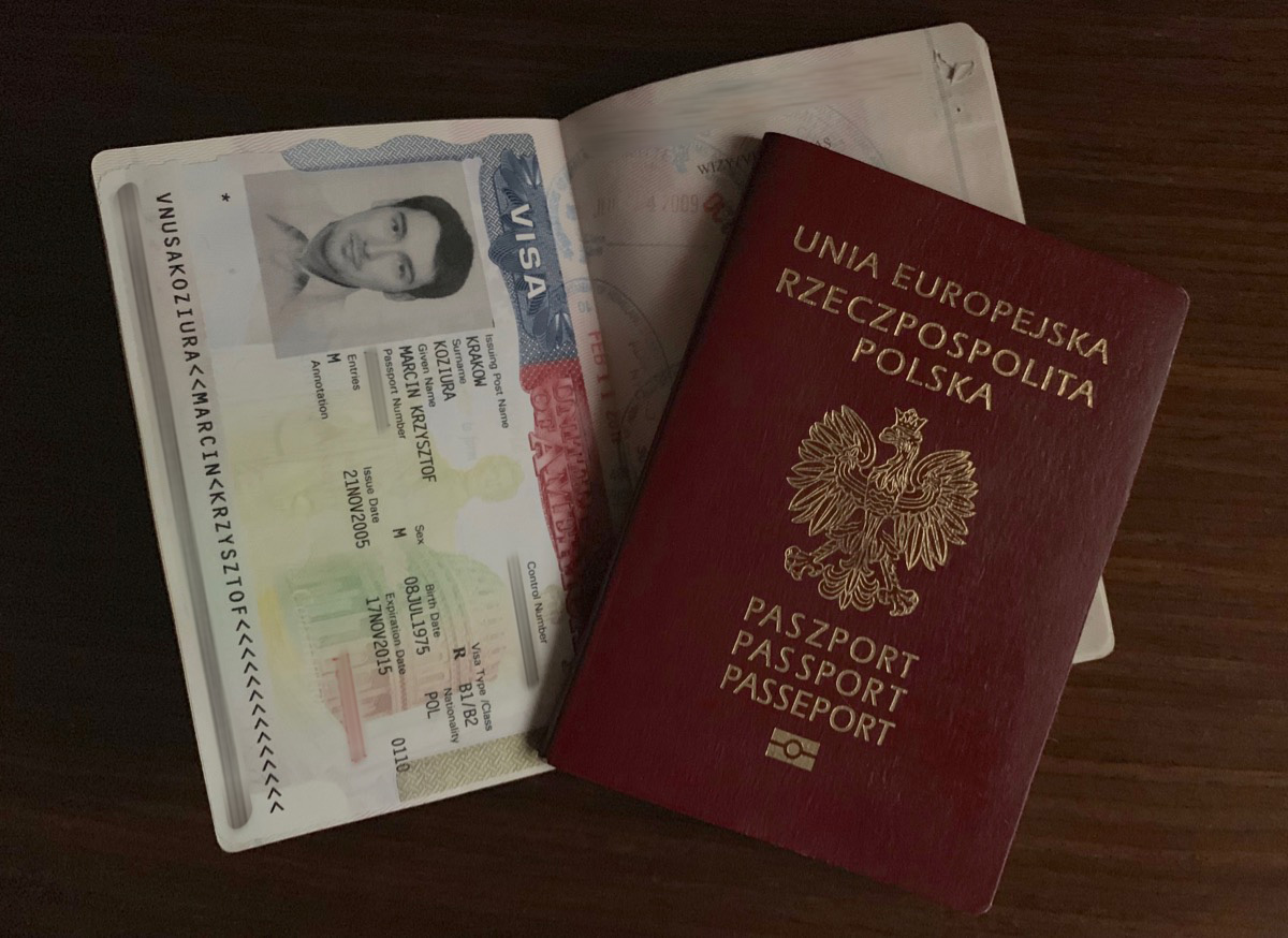 Paszport ze starą wizą.