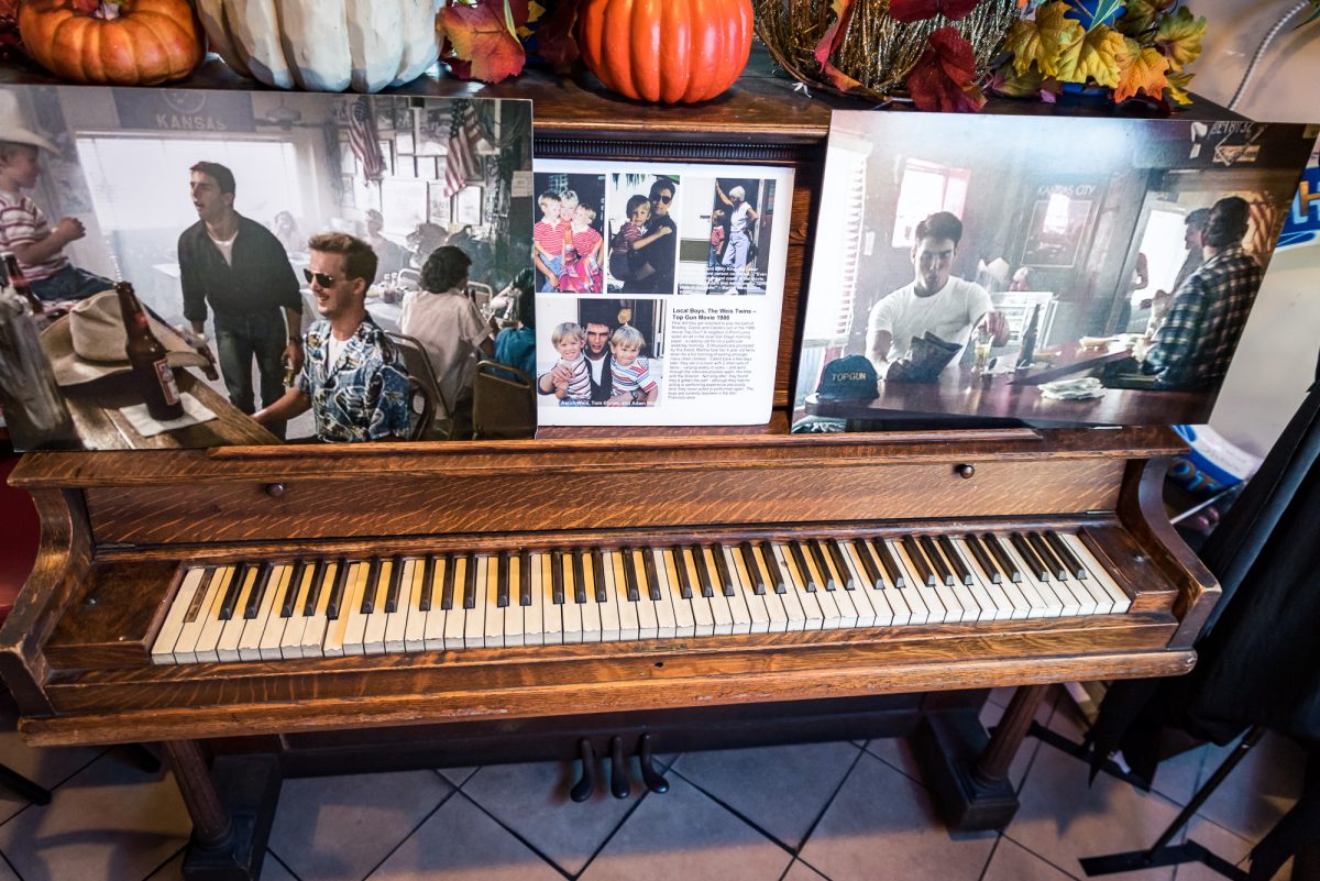 Pianino z filmu Top Gun w Kansas City Barbeque, San Diego, Kalifornia, USA